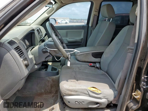 2005 Dodge Dakota ST z VIN 1D7HE28K35S235225, wystawiony jako Copart lot #57684725 z przebiegiem 184 546 mil mil oraz Szkoda całkowita • Salvage title. Historia ofert i sprzedaży dostępna na DreamBid. Obrazek 7.