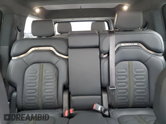 2024 Rivian R1S Adventure z VIN 7PDSGABA7RN034025, wystawiony jako Copart lot #55949335 z przebiegiem 14 429 mil mil oraz Szkody całkowita. Historia ofert i sprzedaży dostępna na DreamBid. Obrazek 10.