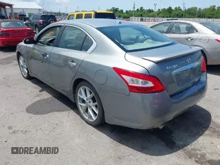 2009 Nissan Maxima SV z VIN 1N4AA51E89C842031, wystawiony jako IAAI lot #42338690 z przebiegiem 118 363 mil mil oraz . Historia ofert i sprzedaży dostępna na DreamBid. Obrazek 3.