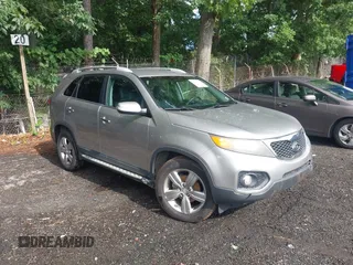 2013 Kia Sorento EX с VIN 5XYKU3A62DG371176, выставлен на аукционе IAAI как лот 42469423 с пробегом 199 505 миль миль и . История ставок и продаж доступна на DreamBid. Изображение 1.