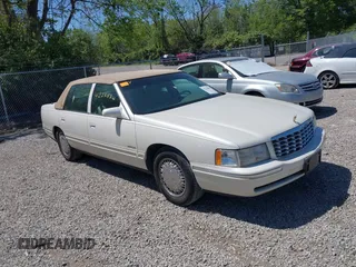 1999 Cadillac DeVille z VIN 1G6KD54Y5XU772445, wystawiony jako IAAI lot #42224865 z przebiegiem 129 929 mil mil oraz . Historia ofert i sprzedaży dostępna na DreamBid. Obrazek 1.