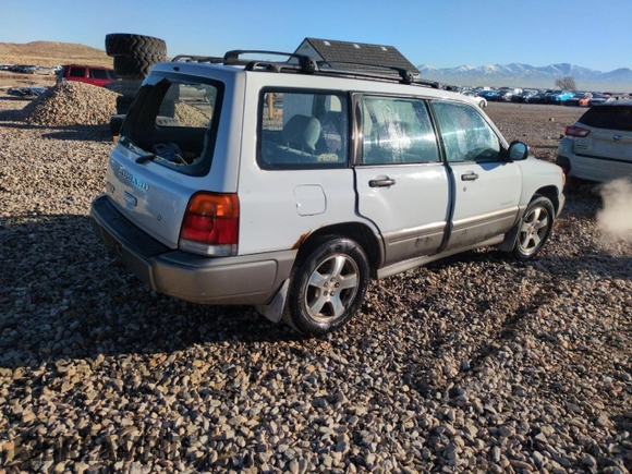 1999 Subaru Forester S with VIN JF1SF6555XG740472, listed as a Copart auction lot 46902115 with 241,097 mi miles and Salvage Title. Bid and sale history available at carsss.com. Image 3.