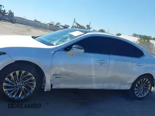 2024 Lexus ES 350 Luxury z VIN 58AEZ1B15RU175250, wystawiony jako IAAI lot #42233883 z przebiegiem 14 483 mil mil oraz . Historia ofert i sprzedaży dostępna na DreamBid. Obrazek 15.
