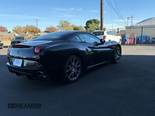 2012 Ferrari California z VIN ZFF65TJA1C0186660, wystawiony jako Copart lot #79966064 z przebiegiem 18 917 mil mil oraz Szkody całkowita. Historia ofert i sprzedaży dostępna na DreamBid. Obrazek 4.