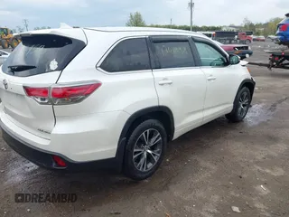 2016 Toyota Highlander XLE z VIN 5TDJKRFH4GS323202, wystawiony jako IAAI lot #42026959 z przebiegiem 135 430 mil mil oraz . Historia ofert i sprzedaży dostępna na DreamBid. Obrazek 4.
