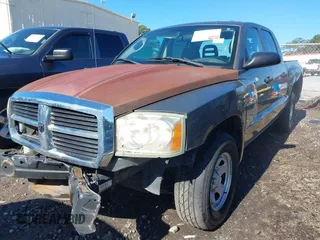 2006 Dodge Dakota ST z VIN 1D7HE28K76S560008, wystawiony jako IAAI lot #42176260 z przebiegiem 199 518 mil mil oraz . Historia ofert i sprzedaży dostępna na DreamBid. Obrazek 6.