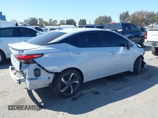 2024 Nissan Versa SR z VIN 3N1CN8FV4RL924718, wystawiony jako IAAI lot #41838456 z przebiegiem 3 698 mil mil oraz . Historia ofert i sprzedaży dostępna na DreamBid. Obrazek 13.