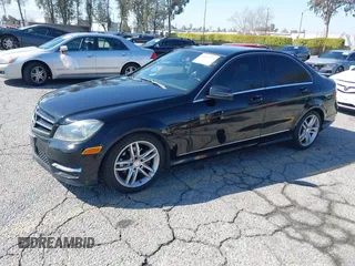 2014 Mercedes-Benz C 250 Sport z VIN WDDGF4HB5EG219437, wystawiony jako IAAI lot #41847571 z przebiegiem 104 981 mil mil oraz . Historia ofert i sprzedaży dostępna na DreamBid. Obrazek 2.