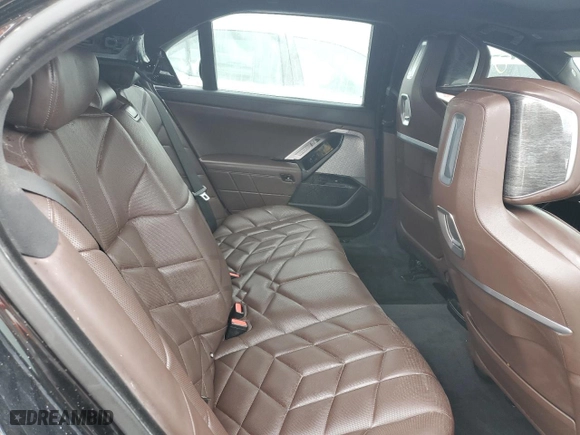 2024 BMW 7 Series 760i xDrive with VIN WBA33EJ02RCR69064, listed as a Copart auction lot 74063964 with 2,938 mi miles and Non Repairable. Bid and sale history available at carsss.com. Image 10.