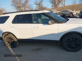 2017 Ford Explorer XLT z VIN 1FM5K8D84HGD21052, wystawiony jako IAAI lot #40819366 z przebiegiem 131 481 mil mil oraz . Historia ofert i sprzedaży dostępna na DreamBid. Obrazek 13.