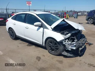 2018 Ford Focus SE z VIN 1FADP3F24JL231447, wystawiony jako IAAI lot #42019620 z przebiegiem 135 379 mil mil oraz . Historia ofert i sprzedaży dostępna na DreamBid. Obrazek 1.