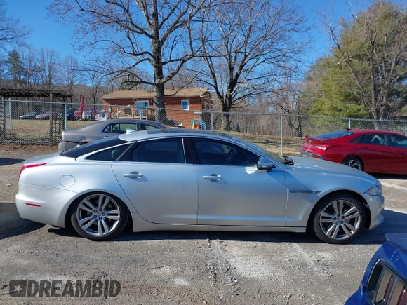 2014 Jaguar XJ z VIN SAJWJ1CD0E8V63989, wystawiony jako IAAI lot #41643513 z przebiegiem 119 924 mil mil oraz . Historia ofert i sprzedaży dostępna na DreamBid. Obrazek 13.