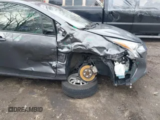 2018 Toyota Prius Two z VIN JTDKBRFU7J3065008, wystawiony jako IAAI lot #41744883 z przebiegiem 94 031 mil mil oraz . Historia ofert i sprzedaży dostępna na DreamBid. Obrazek 6.