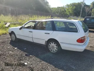 1998 Mercedes-Benz E-Class with VIN WDBJH82FXWX013155, listed as a Copart auction lot 68515674 with 223,294 mi miles and Salvage Title. Bid and sale history available at carsss.com. Image 2.