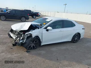 2022 Toyota Camry SE z VIN 4T1T11AK6NU622176, wystawiony jako IAAI lot #41876802 z przebiegiem 56 631 mil mil oraz . Historia ofert i sprzedaży dostępna na DreamBid. Obrazek 15.