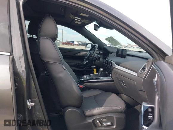 2023 Mazda CX-9 Grand Touring z VIN JM3TCBDY0P0631395, wystawiony jako IAAI lot #41449555 z przebiegiem 17 721 mil mil oraz . Historia ofert i sprzedaży dostępna na DreamBid. Obrazek 5.