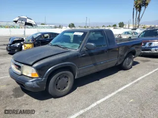 2002 GMC Sonoma SLS with VIN 1GTCS195328178095, listed as a Copart auction lot 67112874 with 167,423 mi miles and Salvage Title. Bid and sale history available at carsss.com. Image 1.