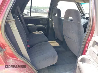 1997 Chevrolet Blazer LS z VIN 1GNDT13W6V2243751, wystawiony jako IAAI lot #42437683 z przebiegiem 148 262 mil mil oraz . Historia ofert i sprzedaży dostępna na DreamBid. Obrazek 8.