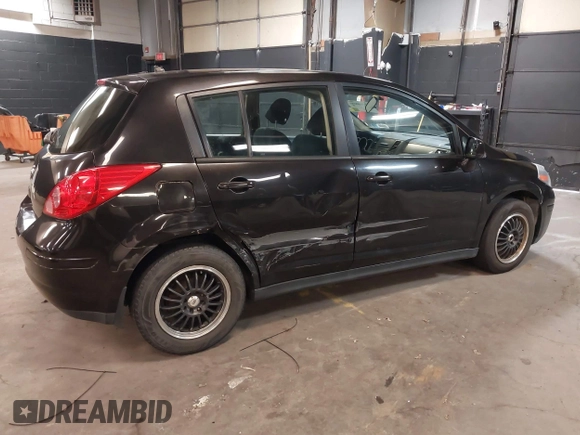 2011 Nissan Versa S z VIN 3N1BC1CPXBL497663, wystawiony jako IAAI lot #42340806 z przebiegiem 305 403 mil mil oraz . Historia ofert i sprzedaży dostępna na DreamBid. Obrazek 4.