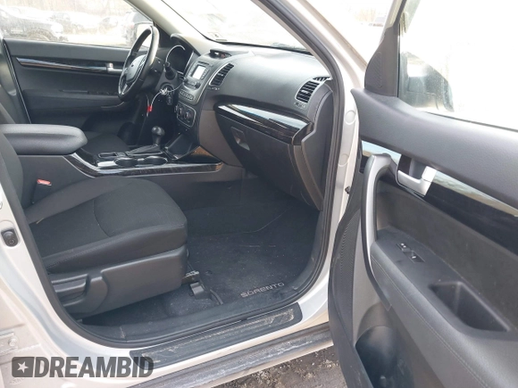 2015 Kia Sorento LX with VIN 5XYKT4A7XFG620814, listed as a IAAI auction lot 41454361 with 155,422 mi miles. Bid and sale history available at carsss.com. Image 5.