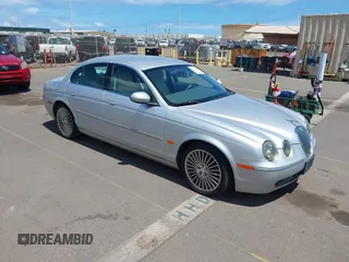 2005 Jaguar S-Type z VIN SAJWA01T75FN17706, wystawiony jako IAAI lot #42370421 z przebiegiem 50 152 mil mil oraz . Historia ofert i sprzedaży dostępna na DreamBid. Obrazek 1.
