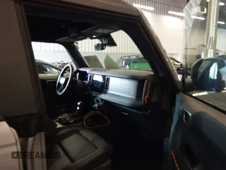2024 Ford Bronco Badlands z VIN 1FMEE9BP6RLA08116, wystawiony jako IAAI lot #41837206 z przebiegiem 7807 mil mil oraz . Historia ofert i sprzedaży dostępna na DreamBid. Obrazek 5.
