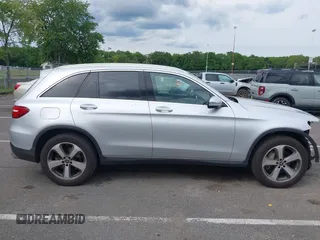 2019 Mercedes-Benz GLC 300 z VIN WDC0G4KB7KF626348, wystawiony jako IAAI lot #42356795 z przebiegiem 56 610 mil mil oraz . Historia ofert i sprzedaży dostępna na DreamBid. Obrazek 13.