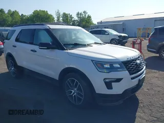 2019 Ford Explorer Sport z VIN 1FM5K8GT0KGB33040, wystawiony jako IAAI lot #42421784 z przebiegiem 114 461 mil mil oraz . Historia ofert i sprzedaży dostępna na DreamBid. Obrazek 1.