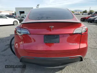 2024 Tesla Model Y Performance z VIN 7SAYGDEF7RF128112, wystawiony jako Copart lot #85596764 z przebiegiem Nie podano mil oraz Szkoda całkowita • Salvage title. Historia ofert i sprzedaży dostępna na DreamBid. Obrazek 6.