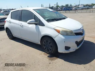 2013 Toyota Yaris L z VIN JTDKTUD3XDD557041, wystawiony jako IAAI lot #42540367 z przebiegiem 205 559 mil mil oraz . Historia ofert i sprzedaży dostępna na DreamBid. Obrazek 1.