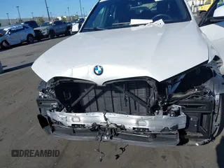 2024 BMW X5 xDrive40i z VIN 5UX23EU02R9T61437, wystawiony jako IAAI lot #41921905 z przebiegiem 19 178 mil mil oraz . Historia ofert i sprzedaży dostępna na DreamBid. Obrazek 6.