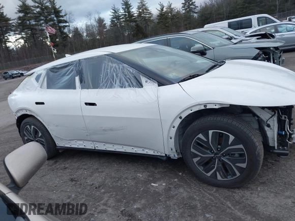 2024 Kia EV6 Light Long Range z VIN KNDC3DLC9R5175820, wystawiony jako IAAI lot #41149548 z przebiegiem 5 930 mil mil oraz . Historia ofert i sprzedaży dostępna na DreamBid. Obrazek 13.