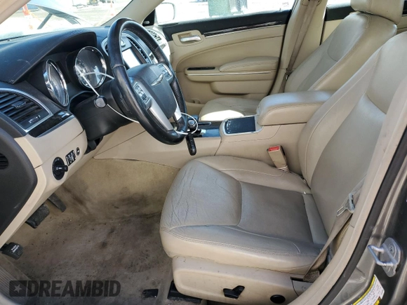 2012 Chrysler 300 Limited z VIN 2C3CCACGXCH204098, wystawiony jako Copart lot #49424685 z przebiegiem 258 888 mil mil oraz Szkoda całkowita • Salvage title. Historia ofert i sprzedaży dostępna na DreamBid. Obrazek 7.