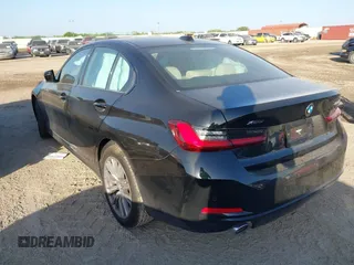 2023 BMW 3 Series 330i xDrive z VIN 3MW89FF09P8D19011, wystawiony jako IAAI lot #41957190 z przebiegiem 41 681 mil mil oraz . Historia ofert i sprzedaży dostępna na DreamBid. Obrazek 3.