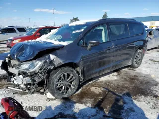 2020 Chrysler Pacifica Launch Edition z VIN 2C4RC3BG4LR270899, wystawiony jako Copart lot #45715205 z przebiegiem 71 409 mil mil oraz Nie do naprawy. Historia ofert i sprzedaży dostępna na DreamBid. Obrazek 1.