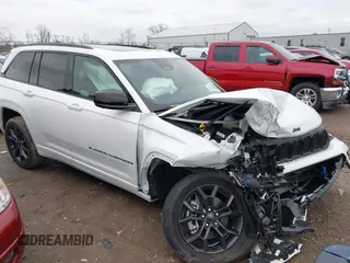 2024 Jeep Grand Cherokee z VIN 1C4RJYB66R8509478, wystawiony jako IAAI lot #40956620 z przebiegiem 2 725 mil mil oraz . Historia ofert i sprzedaży dostępna na DreamBid. Obrazek 1.