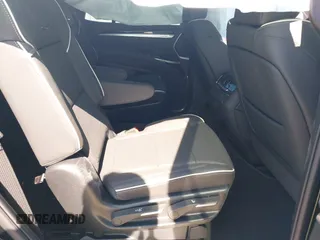 2025 Cadillac Escalade z VIN 1GYS8ERL0SR151490, wystawiony jako IAAI lot #41378504 z przebiegiem Nie podano mil oraz . Historia ofert i sprzedaży dostępna na DreamBid. Obrazek 8.