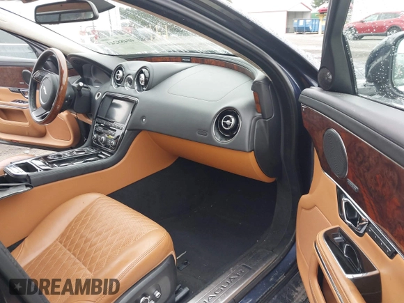 2017 Jaguar XJ Portfolio z VIN SAJWJ2GD0H8W12466, wystawiony jako IAAI lot #40488243 z przebiegiem 41 687 mil mil oraz . Historia ofert i sprzedaży dostępna na DreamBid. Obrazek 5.