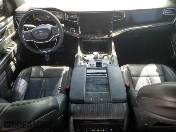 2022 Jeep Wagoneer Series II z VIN 1C4SJVBT2NS107301, wystawiony jako Copart lot #50255875 z przebiegiem 67 709 mil mil oraz Szkody całkowita. Historia ofert i sprzedaży dostępna na DreamBid. Obrazek 8.