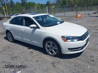 2014 Volkswagen Passat SE z VIN 1VWBN7A30EC007870, wystawiony jako IAAI lot #42037555 z przebiegiem 113 118 mil mil oraz . Historia ofert i sprzedaży dostępna na DreamBid. Obrazek 1.