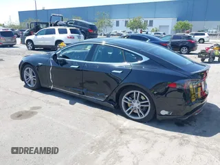 2013 Tesla Model S Performance z VIN 5YJSA1CP6DFP08779, wystawiony jako IAAI lot #42172960 z przebiegiem 136 450 mil mil oraz . Historia ofert i sprzedaży dostępna na DreamBid. Obrazek 6.