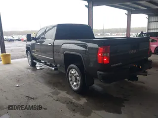 2017 GMC Sierra 2500HD Denali z VIN 1GT12UEY8HF222623, wystawiony jako IAAI lot #41985737 z przebiegiem 133 683 mil mil oraz . Historia ofert i sprzedaży dostępna na DreamBid. Obrazek 3.