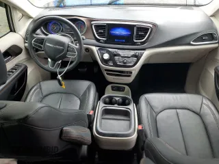 2017 Chrysler Pacifica Touring L with VIN 2C4RC1BG2HR552731, listed as a Copart auction lot 55069825 with 33,315 mi miles and Salvage Title. Bid and sale history available at DreamBid. Image 8.