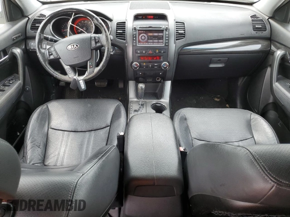 2013 Kia Sorento SX z VIN 5XYKWDA22DG321598, wystawiony jako Copart lot #50453715 z przebiegiem 123 778 mil mil oraz Czysty tytuł • Clean title. Historia ofert i sprzedaży dostępna na DreamBid. Obrazek 8.