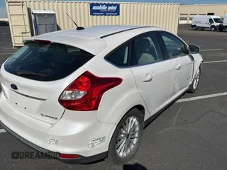 2014 Ford Focus Electric z VIN 1FADP3R41EL306186, wystawiony jako Copart lot #78071714 z przebiegiem 46 632 mil mil oraz Czysty tytuł • Clean title. Historia ofert i sprzedaży dostępna na DreamBid. Obrazek 4.