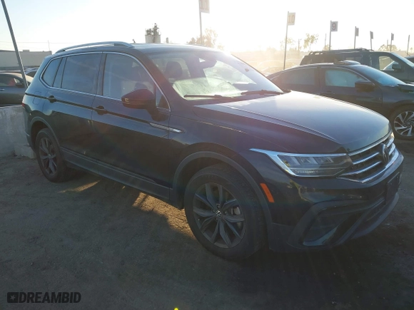 2022 Volkswagen Tiguan SE with VIN 3VV3B7AX1NM083939, listed as a IAAI auction lot 41158579 with 77,111 mi miles. Bid and sale history available at carsss.com. Image 1.