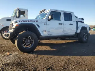 2024 Jeep Gladiator Mojave X z VIN 1C6JJTEGXRL105351, wystawiony jako Copart lot #84422724 z przebiegiem 13 998 mil mil oraz Szkoda całkowita • Salvage title. Historia ofert i sprzedaży dostępna na DreamBid. Obrazek 1.