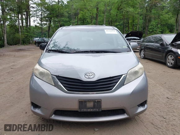2012 Toyota Sienna LE AAS z VIN 5TDKK3DC7CS222416, wystawiony jako IAAI lot #42360994 z przebiegiem 241 498 mil mil oraz . Historia ofert i sprzedaży dostępna na DreamBid. Obrazek 12.