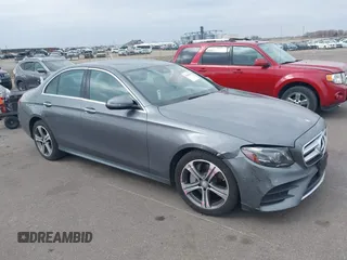 2017 Mercedes-Benz E 300 Luxury z VIN WDDZF4KB1HA128626, wystawiony jako IAAI lot #42063402 z przebiegiem 77 909 mil mil oraz . Historia ofert i sprzedaży dostępna na DreamBid. Obrazek 1.