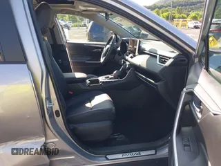 2024 Toyota RAV4 XLE Premium z VIN 2T3A1RFV2RC461798, wystawiony jako IAAI lot #42556671 z przebiegiem 14 319 mil mil oraz . Historia ofert i sprzedaży dostępna na DreamBid. Obrazek 5.